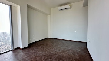 Room in 2 BHK Apartment at Piramal Aranya, Byculla – for Rent