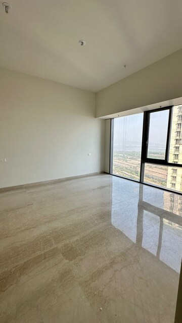 Room in 2 BHK Apartment at Piramal Aranya, Byculla – for Rent