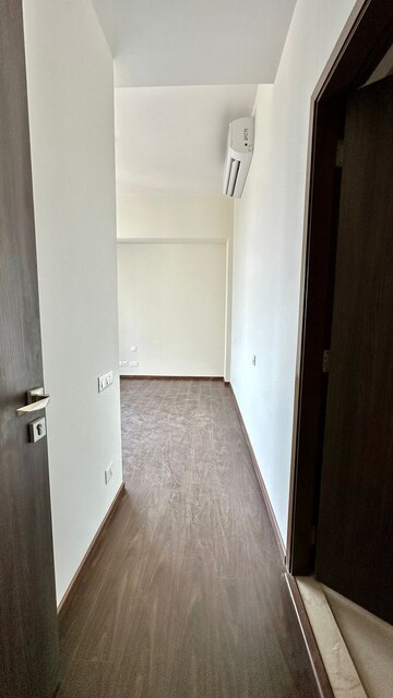 Room in 2 BHK Apartment at Piramal Aranya, Byculla – for Rent