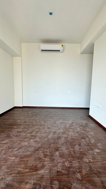 Room in 2 BHK Apartment at Piramal Aranya, Byculla – for Rent