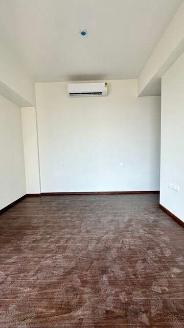 Room in 2 BHK Apartment at Piramal Aranya, Byculla – for Rent