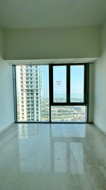 Room in 2 BHK Apartment at Piramal Aranya, Byculla – for Rent