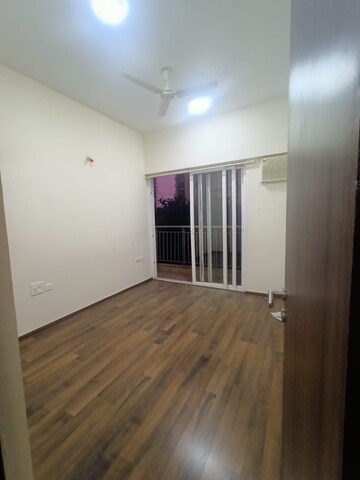 Room in 3 BHK Apartment at Runwal Greens, Mulund West – for Rent