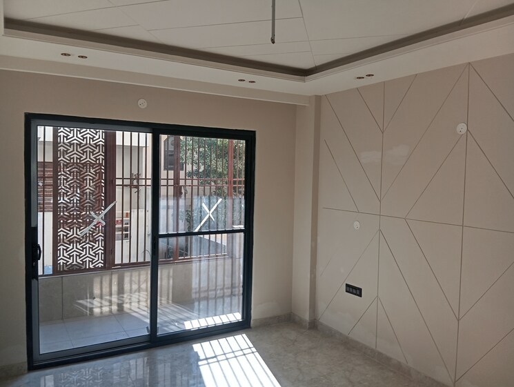 Room, sector 21c 4 Bedroom 350 Sq.Yd. Builder Floor In Sector 21c Faridabad 7899919