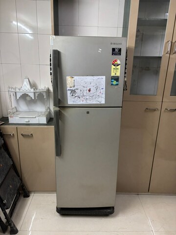 Room in 2 BHK Apartment at Peddar Road – for Rent