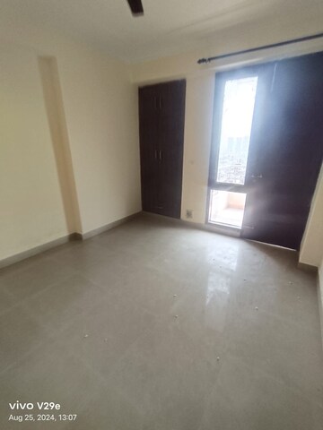 Room in 3 BHK Apartment at JMD Gardens, Sector 33 – for Sale