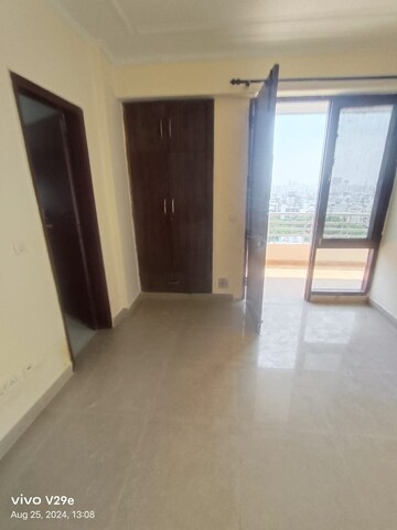 Room in 3 BHK Apartment at JMD Gardens, Sector 33 – for Sale