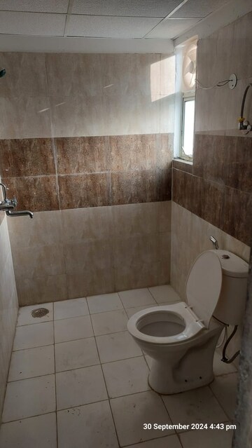 Bathroom in 4 BHK Apartment at Kbnows Apartment, Sector 16 Greater Noida – for Rent
