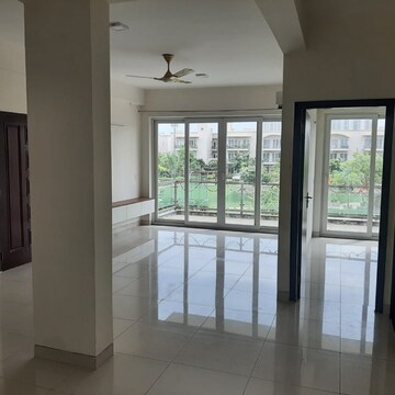 Room in 3 BHK Builder Floor at BPTP Amstoria, Sector 102 – for Rent