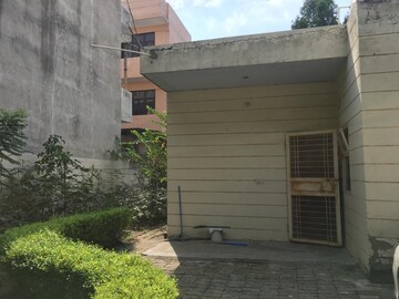 Master Bedroom in 3 BHK Apartment at Ansal Plaza Sector-23, Sector 23 – for Rent
