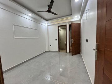 Room in 3 BHK Builder Floor at Sector 104 – for Sale