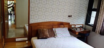 Bedroom in 2.5 BHK Apartment at Bandra West – for Rent