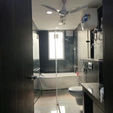 Attached Bathroom in 4 BHK Builder Floor at DLF Pink Town House, Dlf City Phase 3 – for Rent