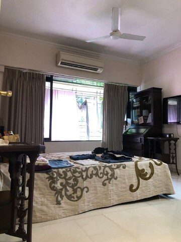 Bedroom in 4 BHK Apartment at Bandra West – for Rent