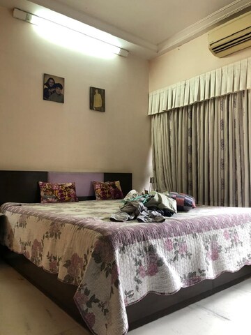 Bedroom in 4 BHK Apartment at Bandra West – for Rent