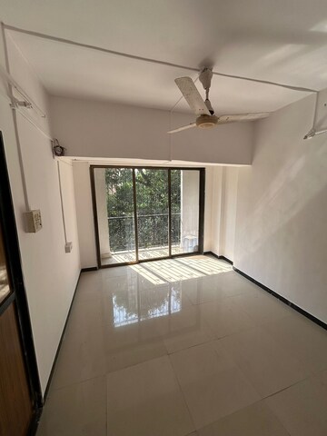 Room in 3 BHK Apartment at Khar West – for Rent