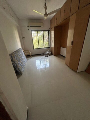 Room in 3 BHK Apartment at Khar West – for Rent