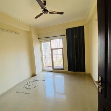 Room in 2.5 BHK Apartment at Aims Golf City, Noida Central – for Rent
