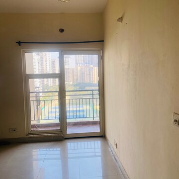 Room in 2.5 BHK Apartment at Aims Golf City, Noida Central – for Rent