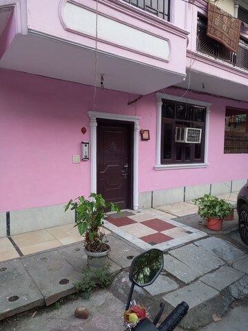 Parking in 1 BHK Builder Floor at Paschim Vihar – for Rent