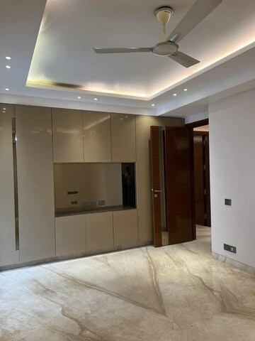 Room in 3 BHK Builder Floor at Defence Colony – for Rent