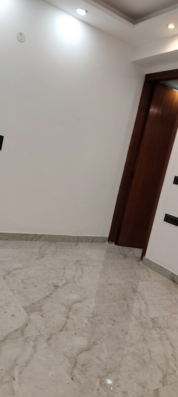 Room in 3 BHK Builder Floor at Hargobind Enclave Chattarpur, Chattarpur – for Sale