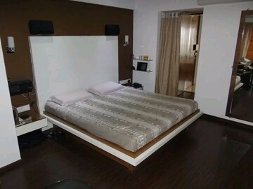 Bedroom in 5 BHK Apartment at Rushi Tower, Andheri West – for Sale
