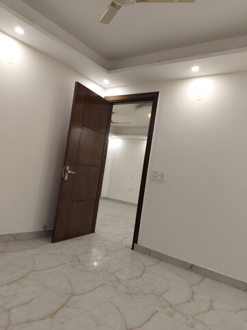 Room in 3 BHK Builder Floor at Hargobind Enclave Chattarpur, Chattarpur – for Sale