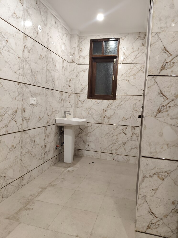Bathroom, hargobind-enclave-chattarpur 3 Bedroom 1400 Sq.Ft. Builder Floor In Chattarpur Delhi 7901474