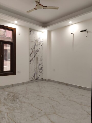 Room in 3 BHK Builder Floor at Hargobind Enclave Chattarpur, Chattarpur – for Sale