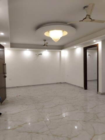 Room in 3 BHK Builder Floor at Hargobind Enclave Chattarpur, Chattarpur – for Sale