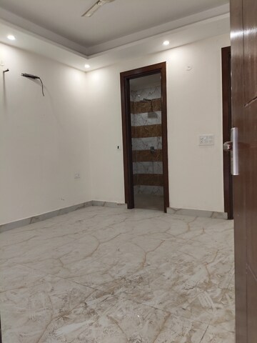 Room in 3 BHK Builder Floor at Hargobind Enclave Chattarpur, Chattarpur – for Sale