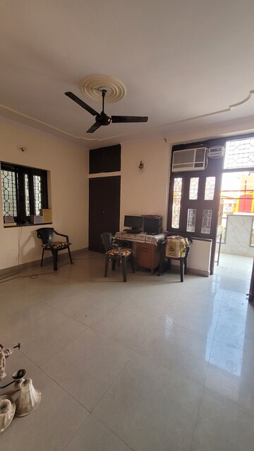 Furnished Amenities in 3 BHK Builder Floor at Vivek Vihar – for Rent
