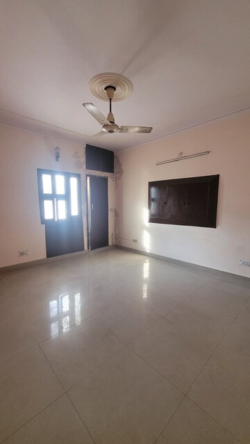 Furnished Amenities in 3 BHK Builder Floor at Vivek Vihar – for Rent