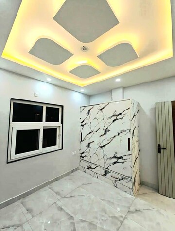 Building Lobby in 2.5 BHK Builder Floor at Shastri Nagar – for Sale