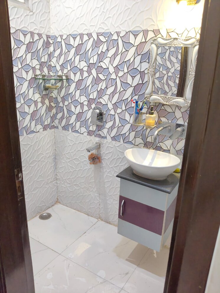 Bathroom, rohini sector 11 3 Bedroom 104 Sq.Mt. Builder Floor In Rohini Sector 11 Delhi 7901755