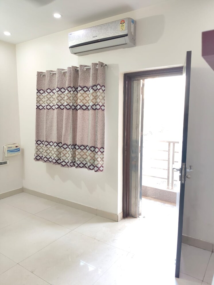 Room, rohini sector 11 3 Bedroom 104 Sq.Mt. Builder Floor In Rohini Sector 11 Delhi 7901755