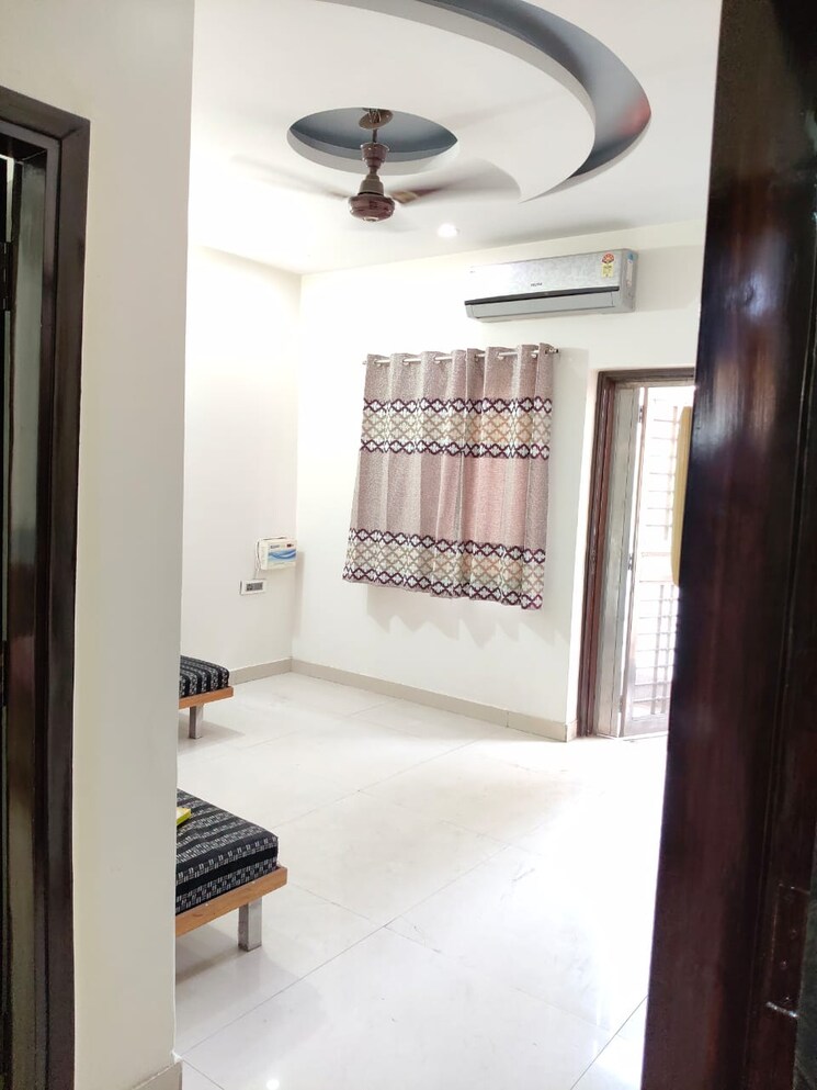 Room, rohini sector 11 3 Bedroom 104 Sq.Mt. Builder Floor In Rohini Sector 11 Delhi 7901755