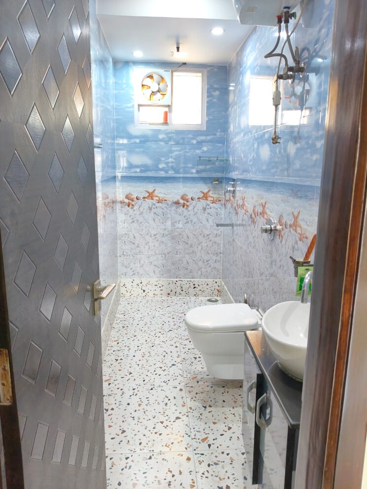 Bathroom, rohini sector 11 3 Bedroom 104 Sq.Mt. Builder Floor In Rohini Sector 11 Delhi 7901755