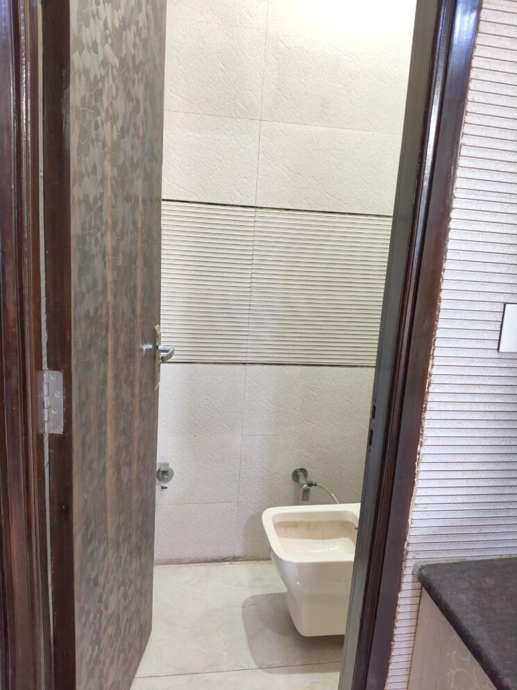 Bathroom, rohini sector 11 3 Bedroom 104 Sq.Mt. Builder Floor In Rohini Sector 11 Delhi 7901755