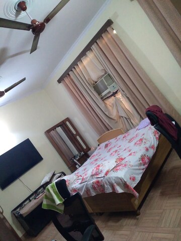 Bedroom in 2 BHK Builder Floor at Sector 23 – for Rent