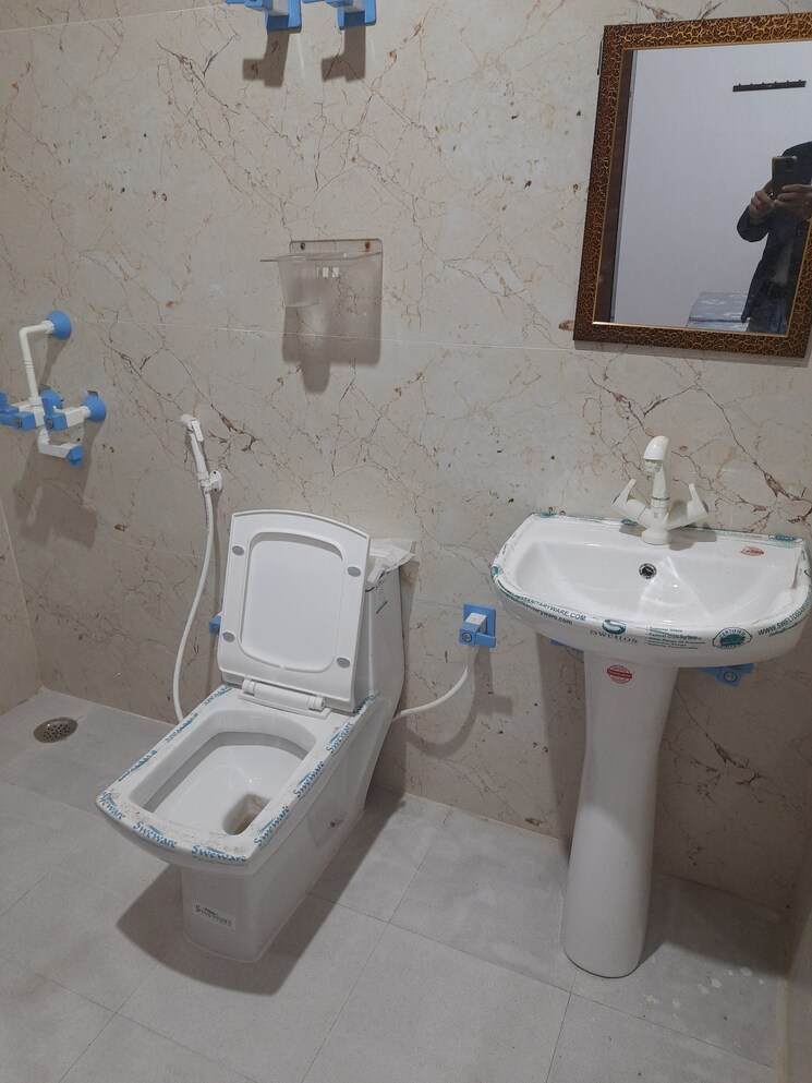 Bathroom, vijay nagar colony 6+ Bedroom 140 Sq.Yd. Independent House In Vijay Nagar Colony Ghaziabad 7902047