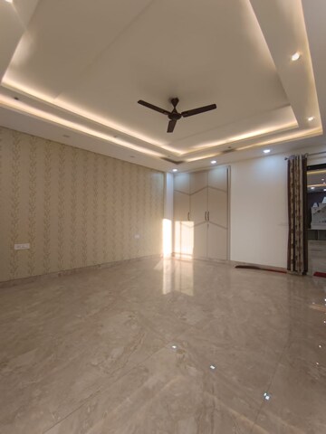 Room in 4 BHK Builder Floor at Sector 43 – for Rent