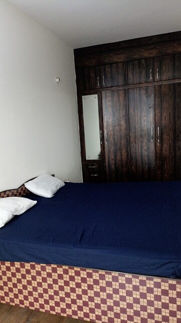 Room in 3 BHK Apartment at Emaar Palm Gardens, Sector 83 – for Rent