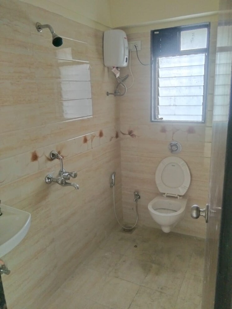 Bathroom, dgs-sheetal-dharmaraj 2 Bedroom 615 Sq.Ft. Apartment In Malad West Mumbai 7902441