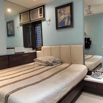 Room in 4 BHK Apartment at Aalap CHS Hindu Colony, Hindu Colony – for Rent