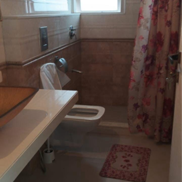 Attached Bathroom in 4 BHK Apartment at Aalap CHS Hindu Colony, Hindu Colony – for Rent