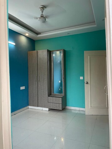Room in 2 BHK Apartment at Sector 40 – for Rent