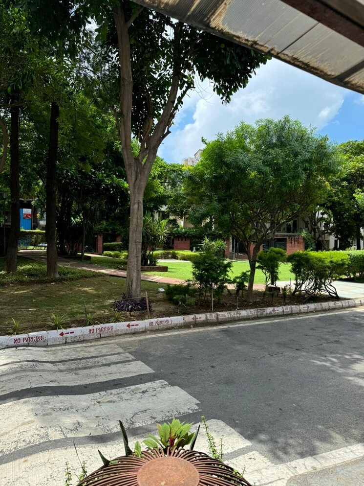 Garden, unitech-deerwood-chase 4 Bedroom 200 Sq.Yd. Villa In Nirvana Country Gurgaon 7903084