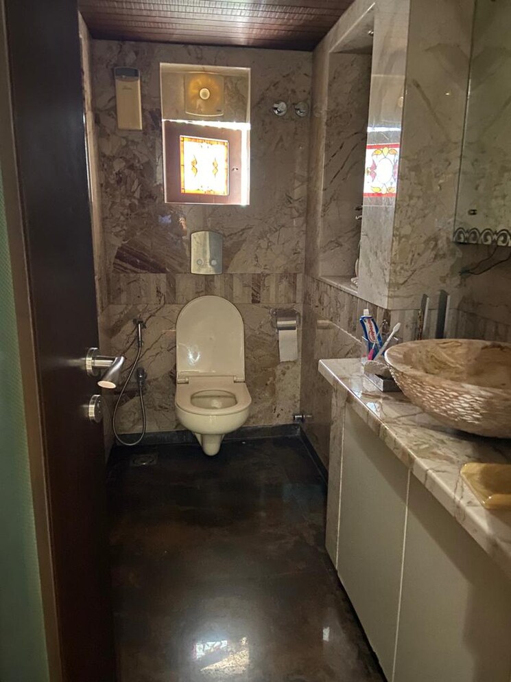 Bathroom, raj-rahul-apartment 3 Bedroom 2000 Sq.Ft. Apartment In Juhu Mumbai 7903326